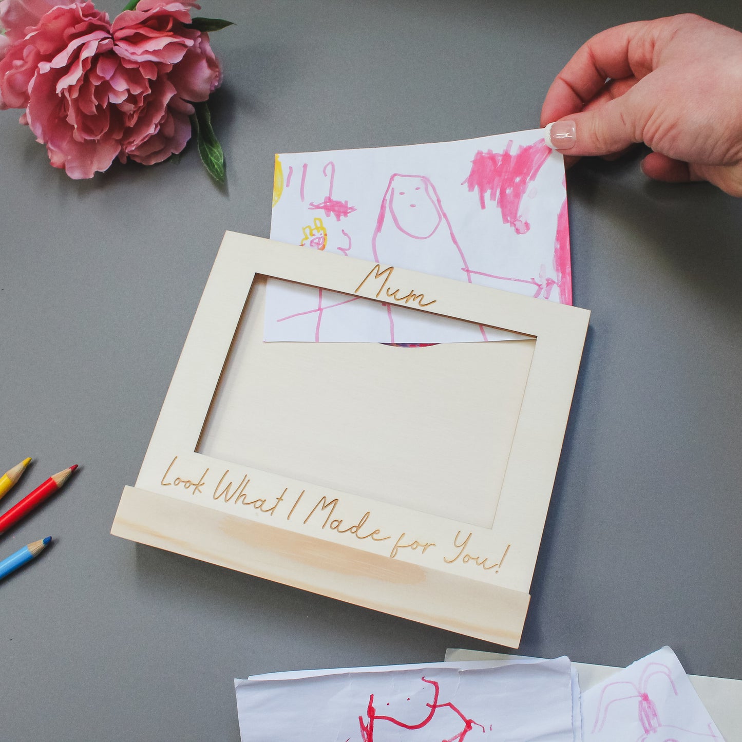 Engraved wooden frame with ‘Mum, look what I made for you!’ – a heartfelt gift for mums to display children’s artwork or drawings