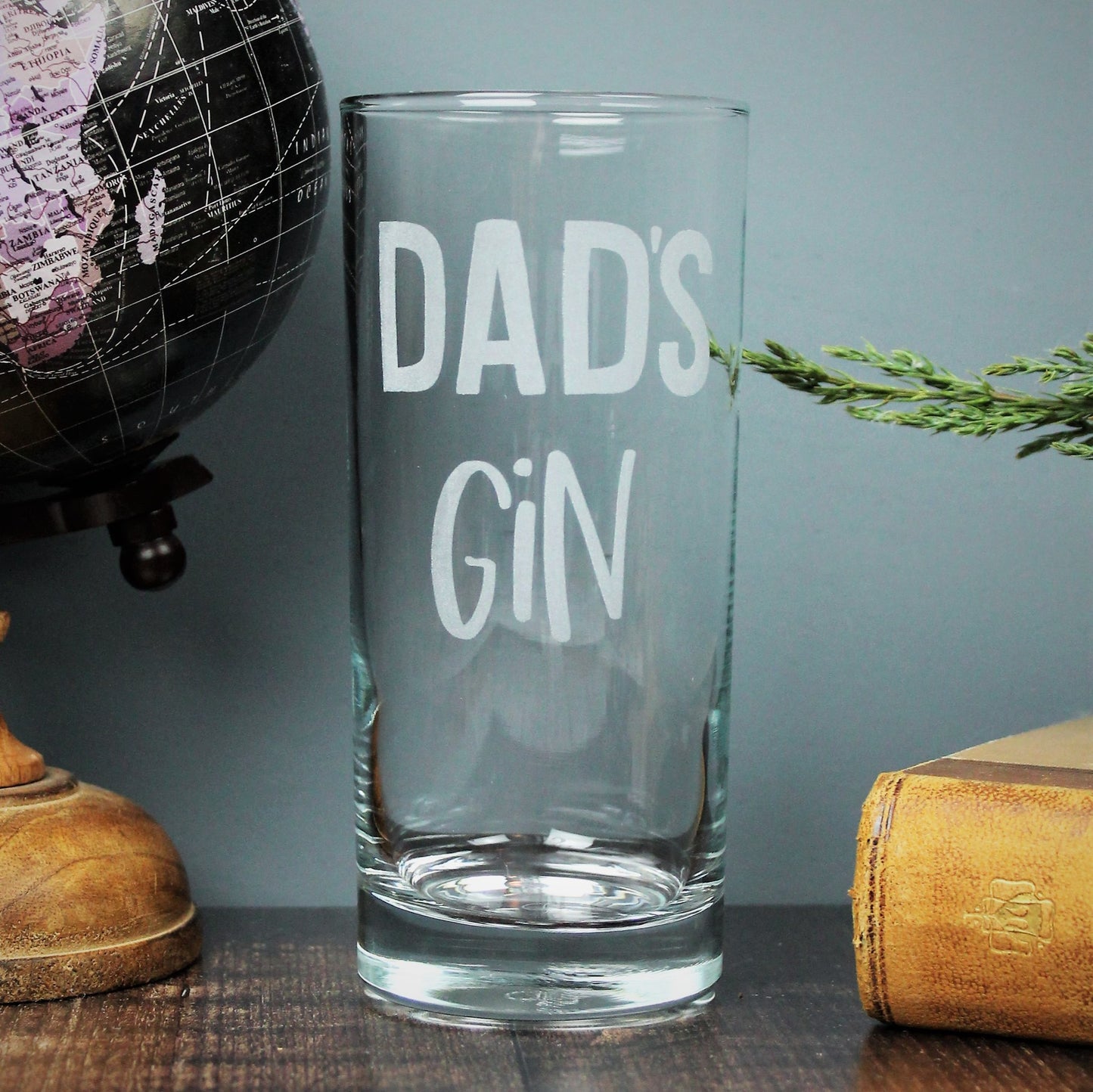Tall gin glass, engraved with the words dad's gin. Can be customised with own wording