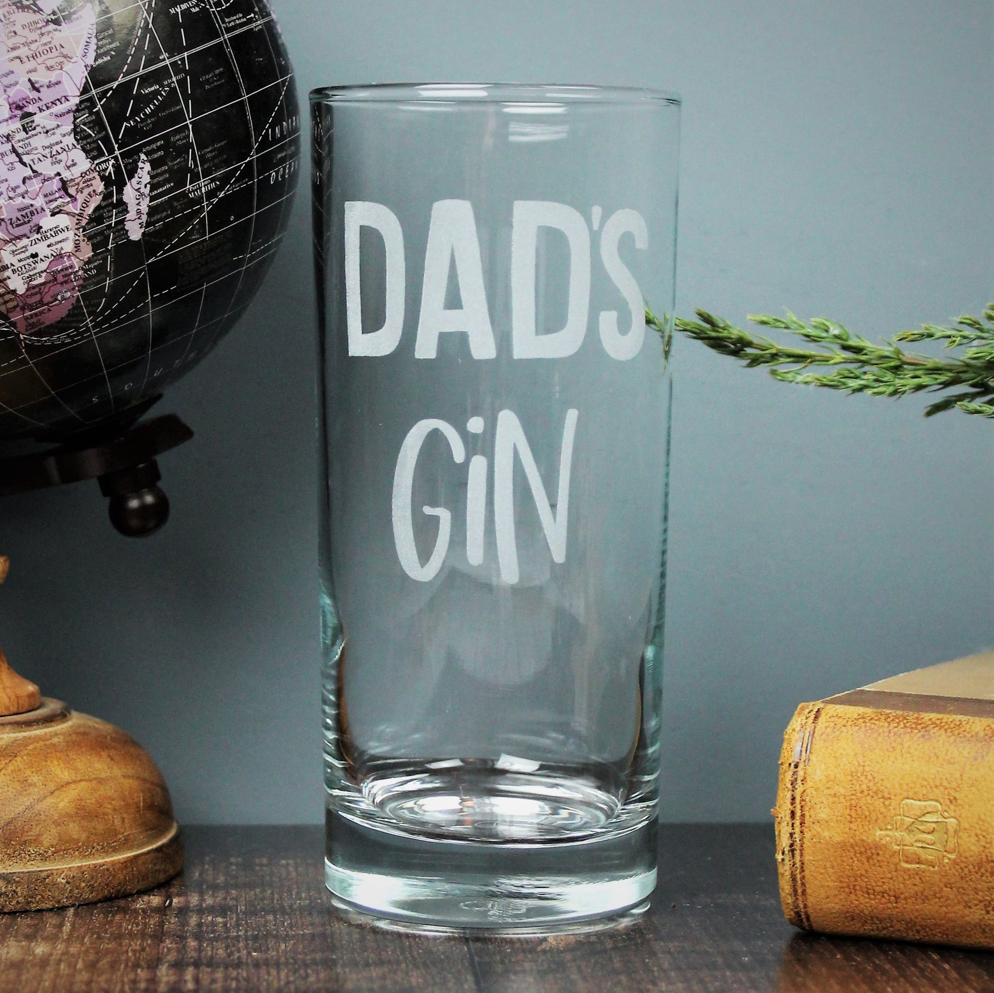 Tall gin glass, engraved with the words dad's gin. Can be customised with own wording