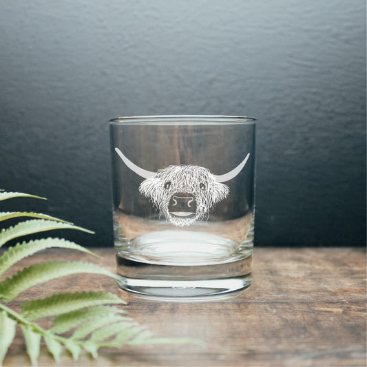 image of a Highland cow engraved onto a whisky glass tumbler.
