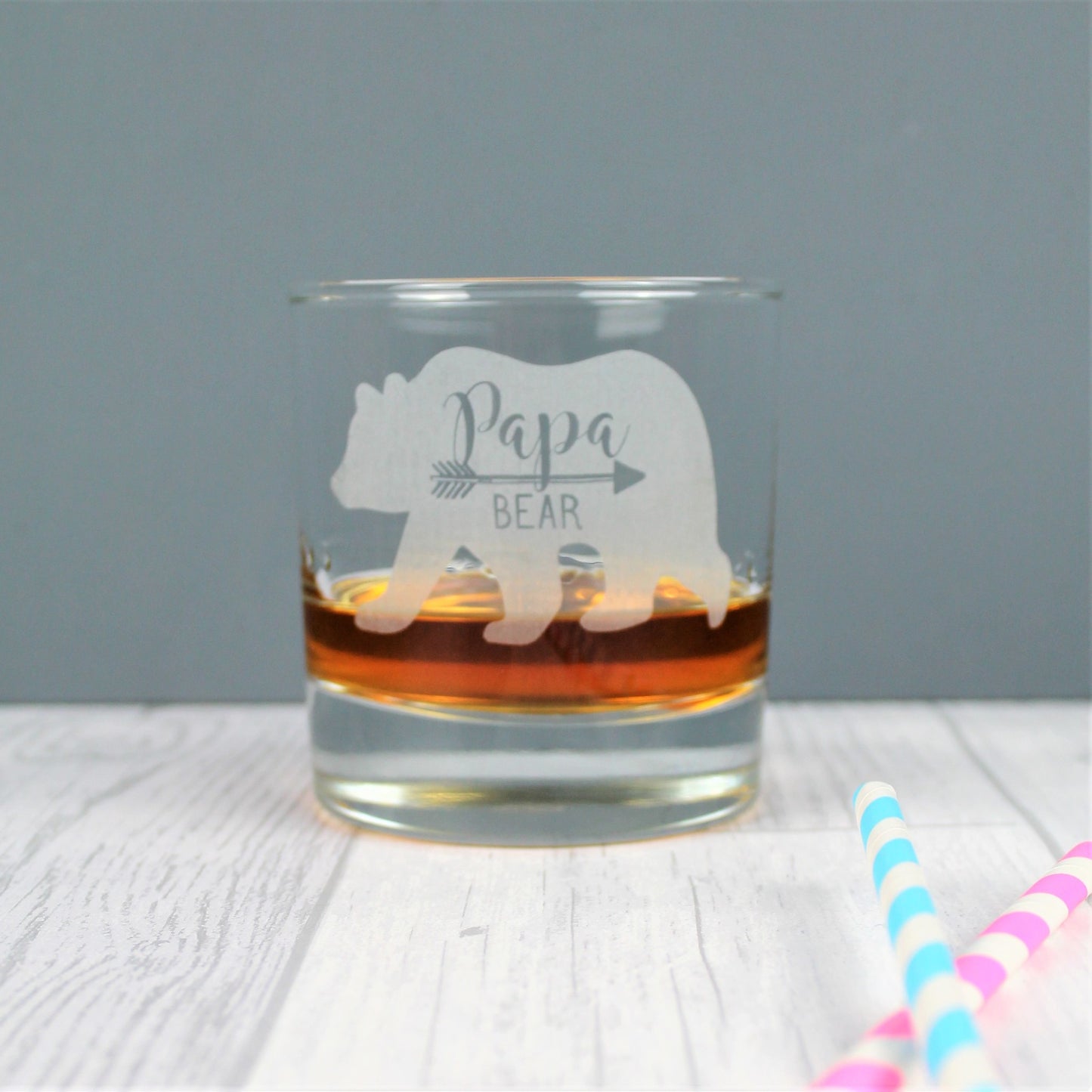 Whisky tumbler engraved with a bear design and text that reads papa bear. Ideal grandad gift