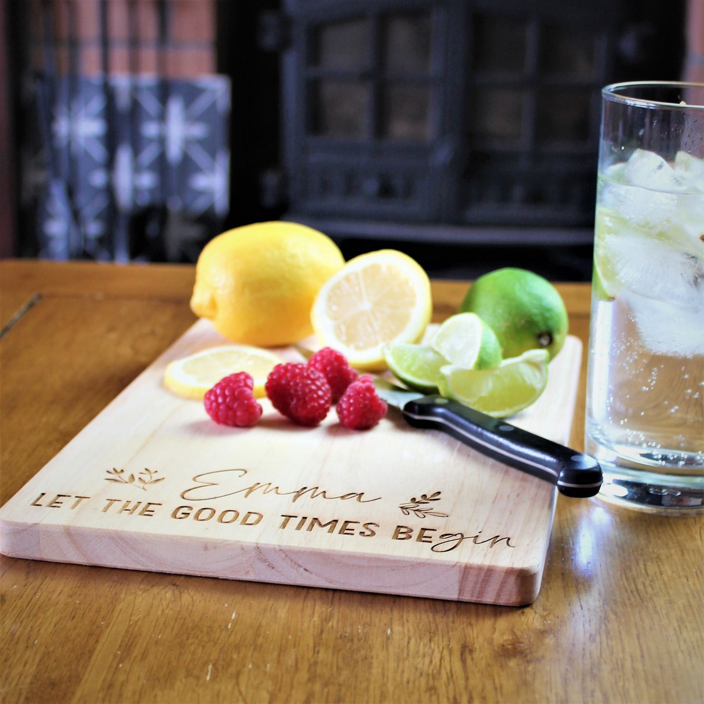 Fruit cutting chopping board for gin, made from wood and engraved with a name and a gin quote