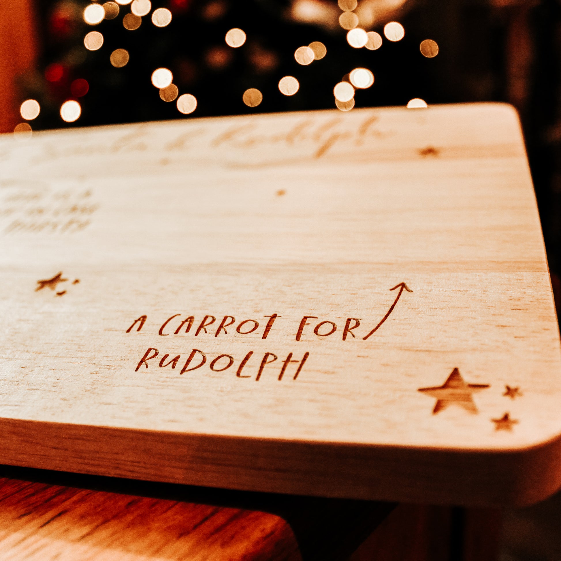 wooden christmas eve plate for santa and the reindeer with space for a drink, carrots for the reindeer and a tasty treat